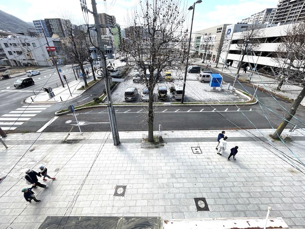 北九州市門司区中町の賃貸物件/3Fから下を眺めた図。通勤通学時の人通りはありそうです