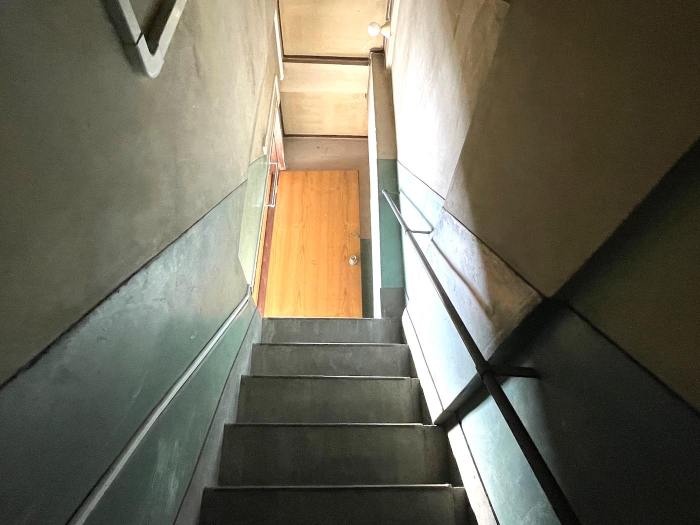 北九州市門司区中町の賃貸物件/1F&rarr;3Fに行く階段は結構狭め、、！2Fはなし。