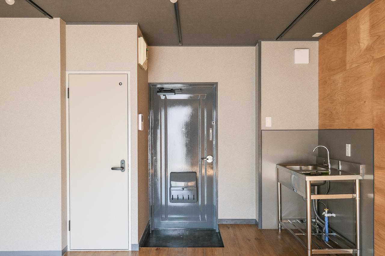 福岡市城南区鳥飼の賃貸物件/古いドアもグレーに一新。いい感じにアップデートされました。