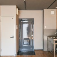 福岡市城南区鳥飼の賃貸物件/古いドアもグレーに一新。いい感じにアップデートされました。