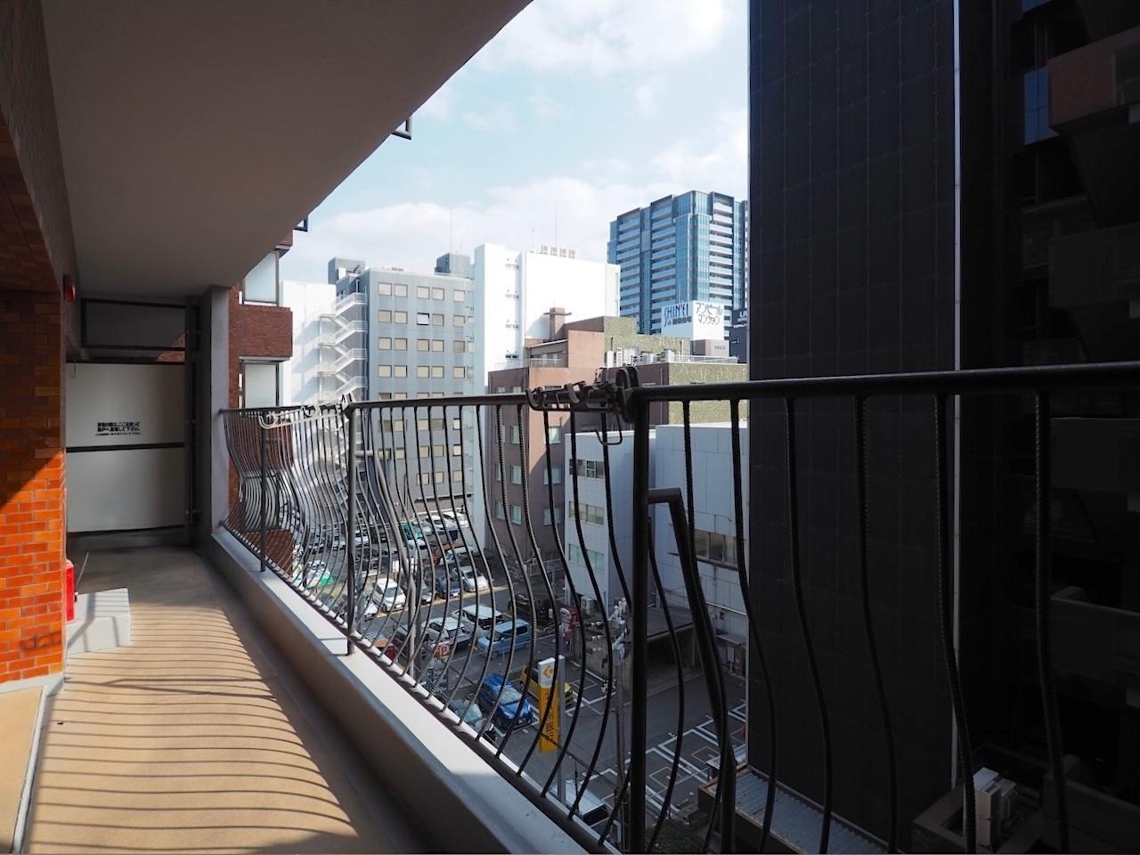 福岡市中央区舞鶴の売買物件/バルコニー。陽が差し込みます。