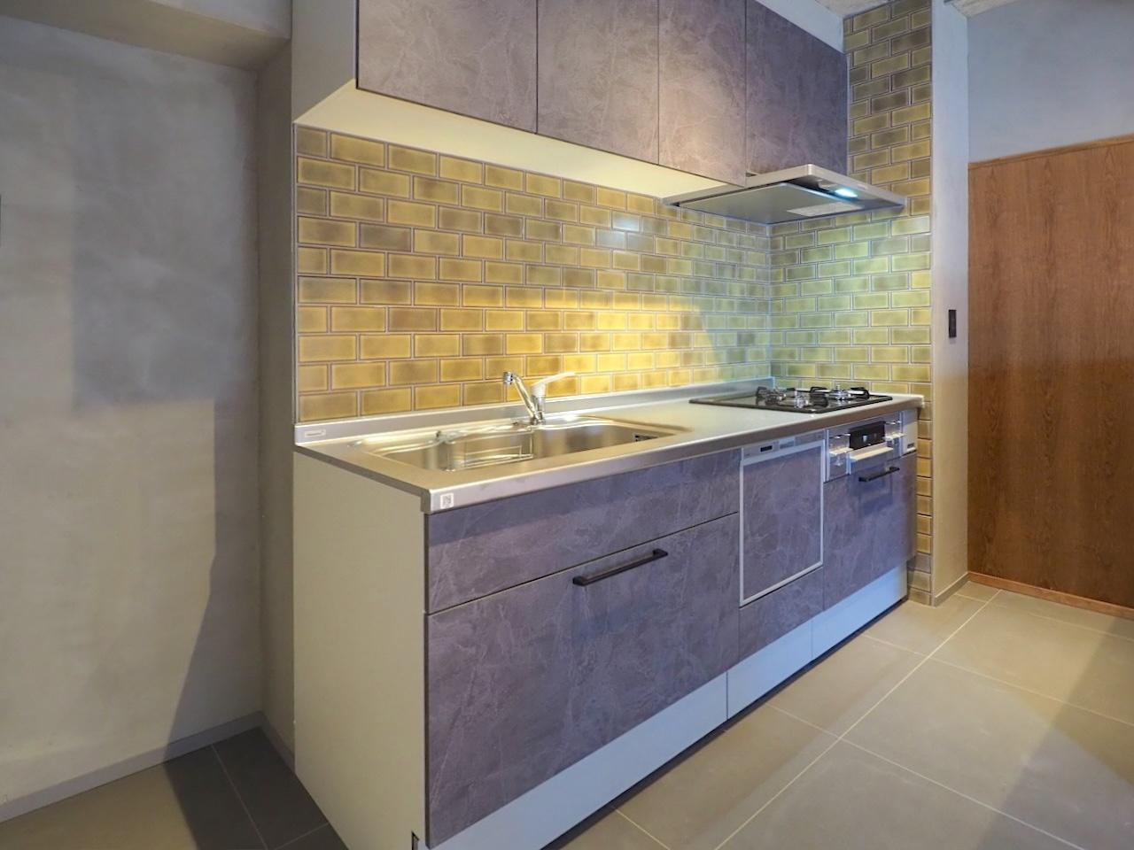 福岡市中央区舞鶴の売買物件/壁付のシステムキッチン。