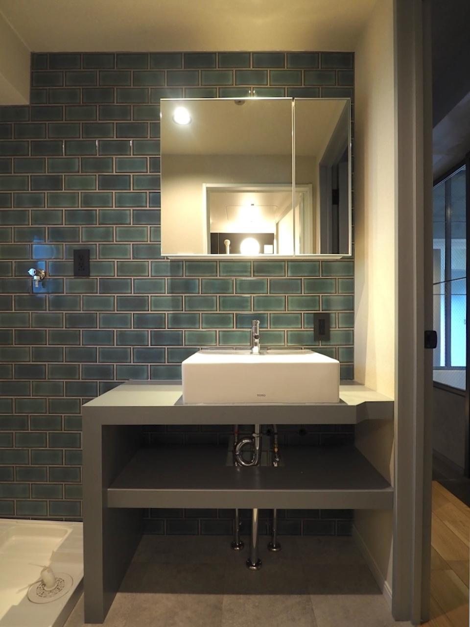 福岡市中央区舞鶴の売買物件/独立洗面台のタイルが可愛い。