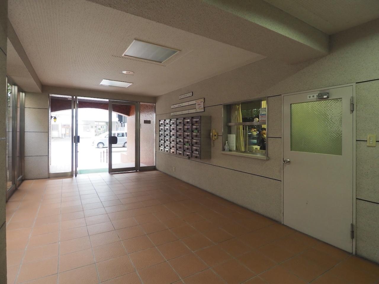 福岡市中央区舞鶴の売買物件/エントランス。管理人もいます。