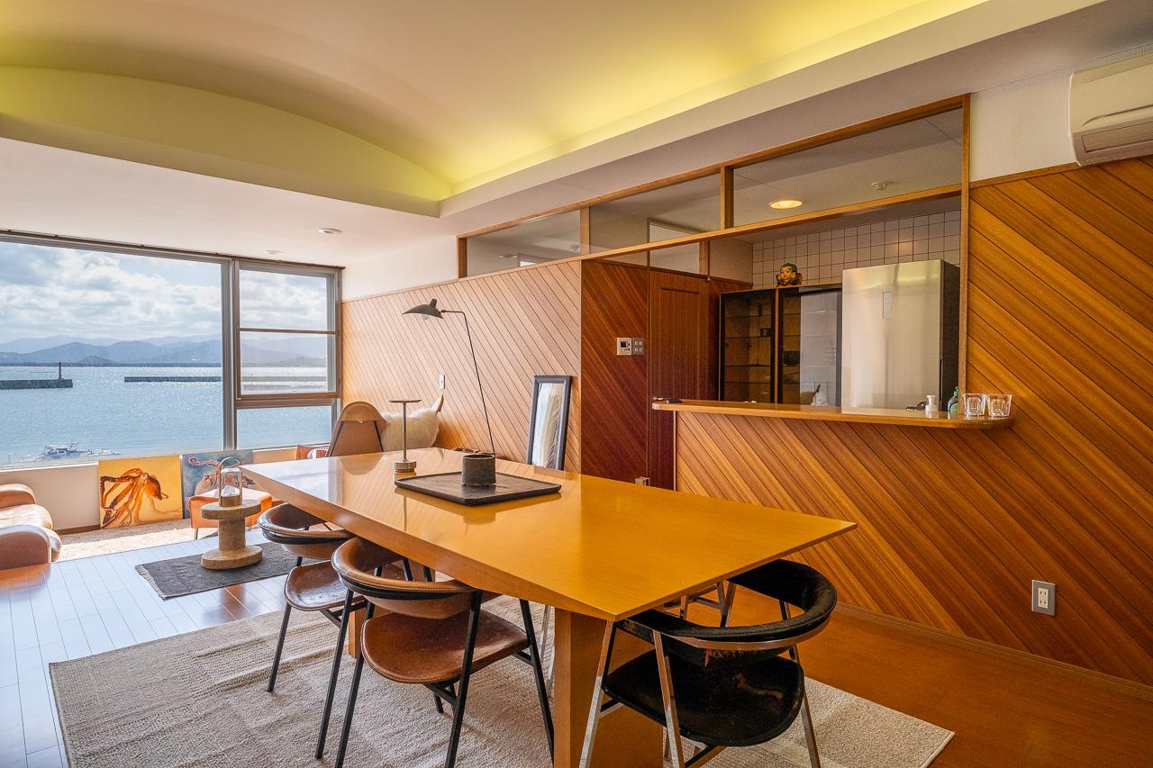 福岡市西区宮浦の売買物件/食卓の先に海が広がります。