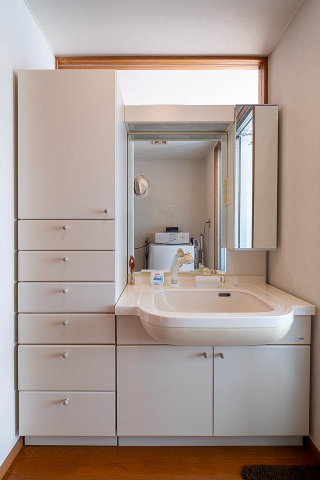 福岡市西区宮浦の売買物件/収納たっぷりの洗面。