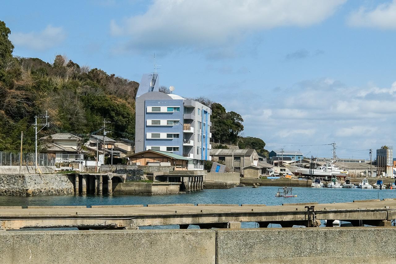 福岡市西区宮浦の売買物件/海の縁に建つブルーのマンション