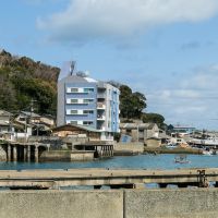 福岡市西区宮浦の売買物件/海の縁に建つブルーのマンション