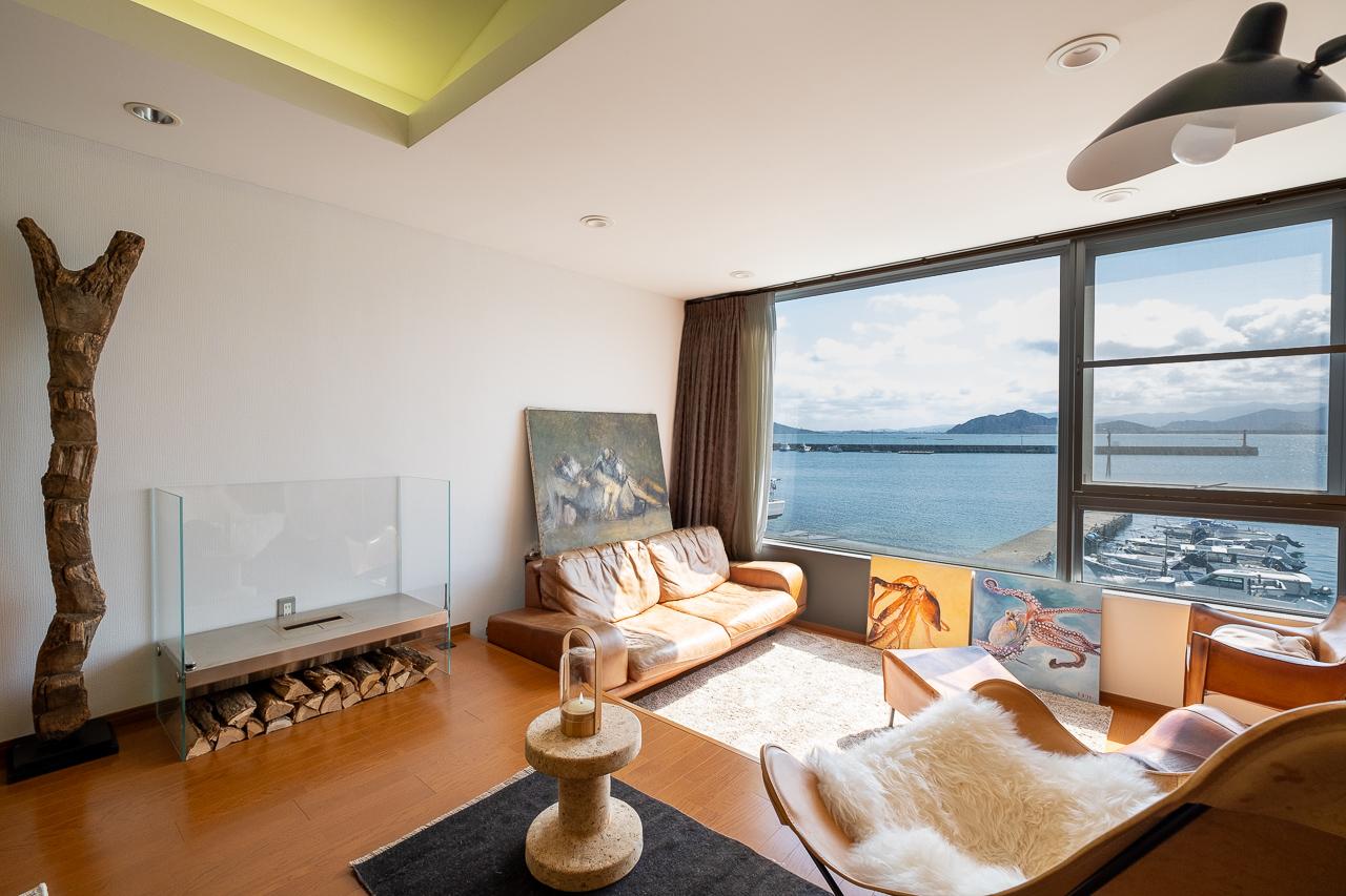 福岡市西区宮浦の売買物件/少し引いて見た窓辺。