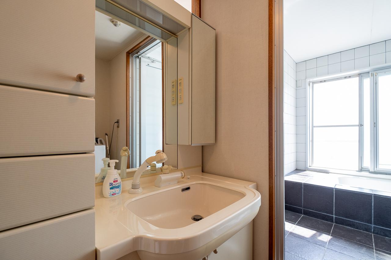 福岡市西区宮浦の売買物件/洗面所はちょいレトロ。