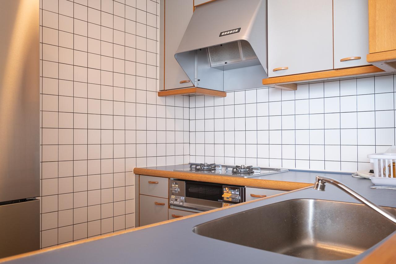 福岡市西区宮浦の売買物件/シルバー&times;木&times;白タイル。このデザイン好きです。