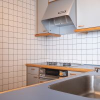 福岡市西区宮浦の売買物件/シルバー&times;木&times;白タイル。このデザイン好きです。