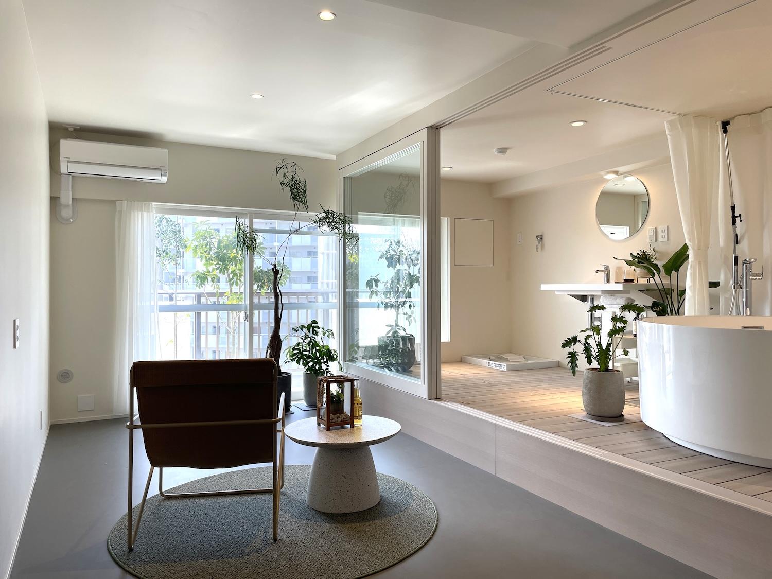 北九州市小倉北区大手町の売買物件/バルコニーまで視線が抜ける開放的な室内。