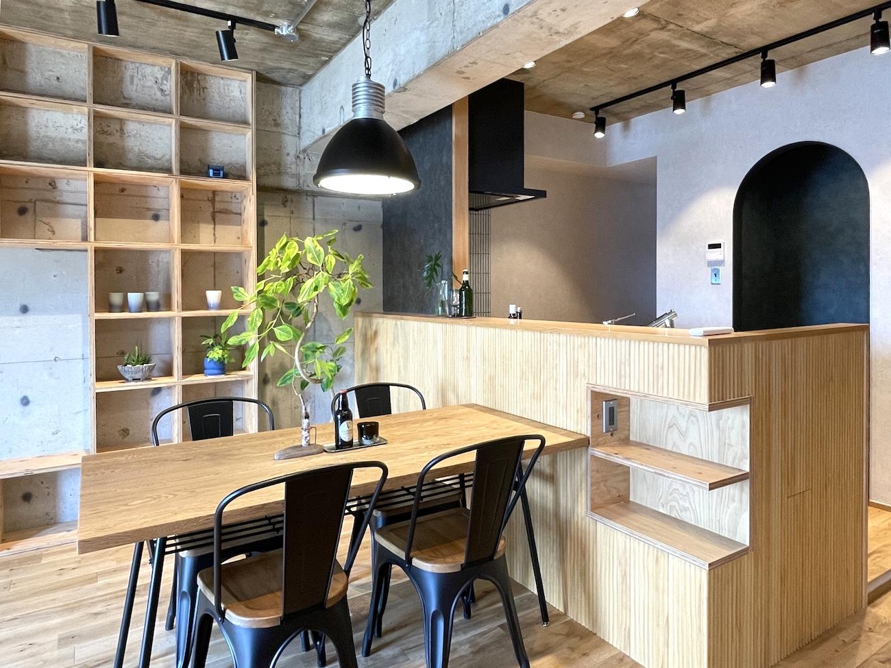 北九州市門司区旧門司の売買物件/デザインウッドウォールのカウンターキッチン。