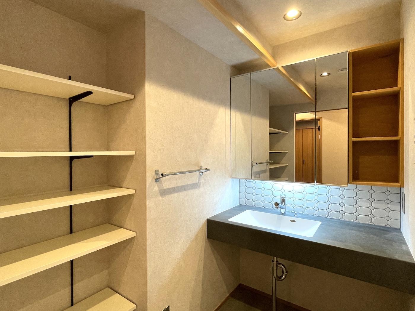 北九州市門司区旧門司の売買物件/たっぷり収納付き洗面スペース。