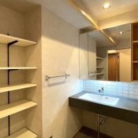 北九州市門司区旧門司の売買物件/たっぷり収納付き洗面スペース。