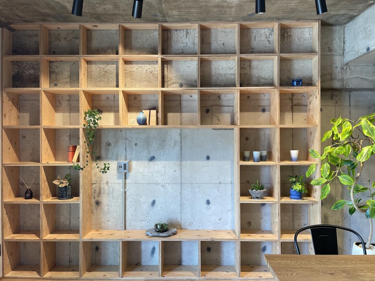 北九州市門司区旧門司の売買物件/天井高2.5mの造作棚。自分の好きなものを並べよう。