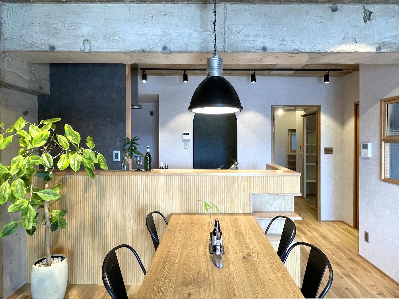 北九州市門司区旧門司の売買物件/コンクリートとウッドがうまく調和しています。