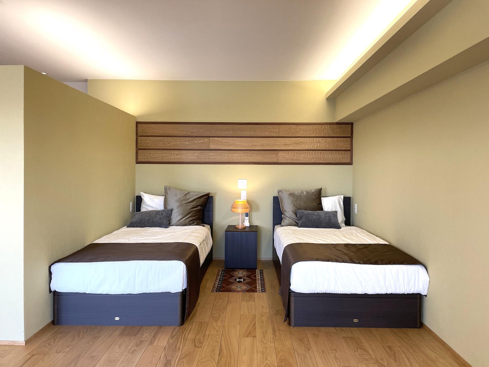 北九州市門司区旧門司の売買物件/オーク材のスプーンカットのデザイン壁が特徴的。