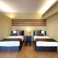 北九州市門司区旧門司の売買物件/オーク材のスプーンカットのデザイン壁が特徴的。