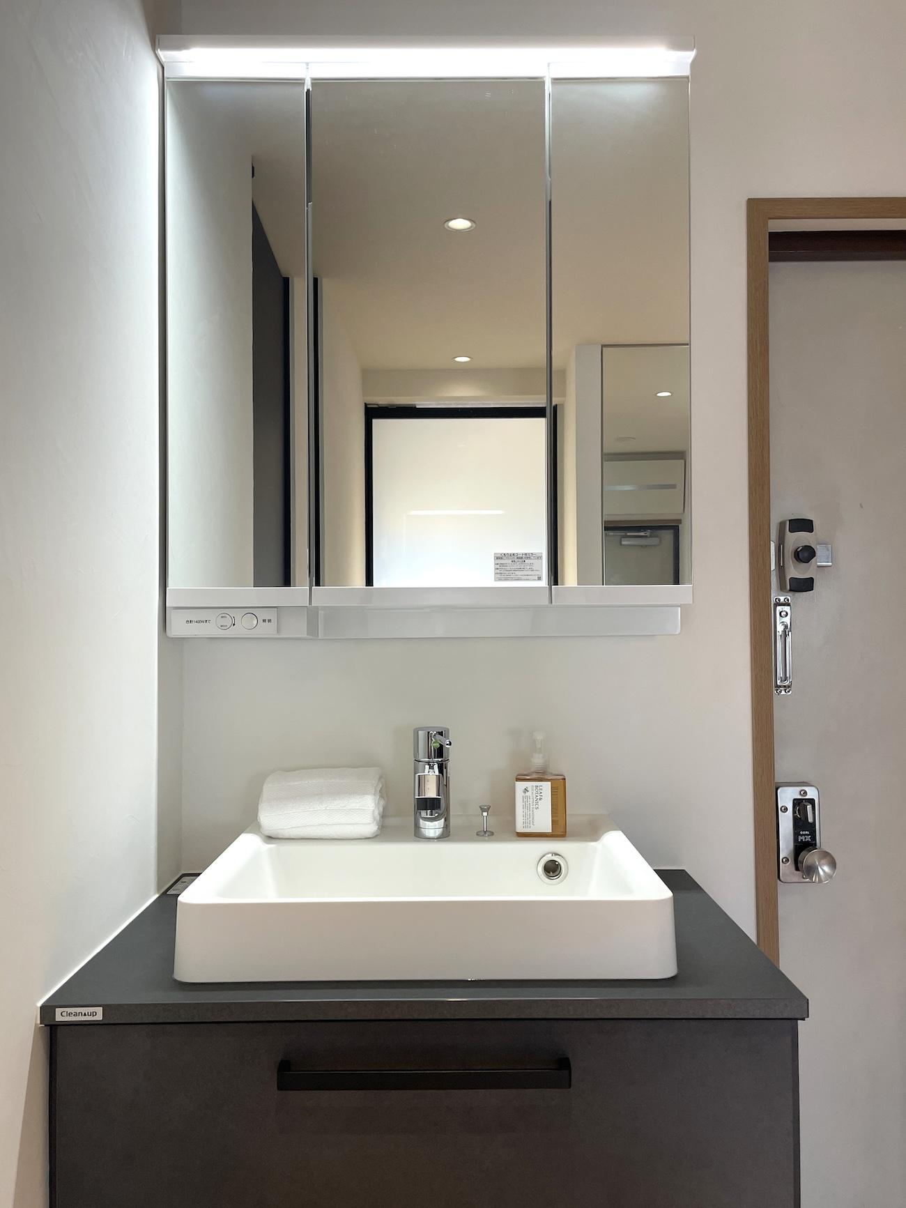 北九州市門司区旧門司の売買物件/玄関すぐ横に設置された独立洗面台。