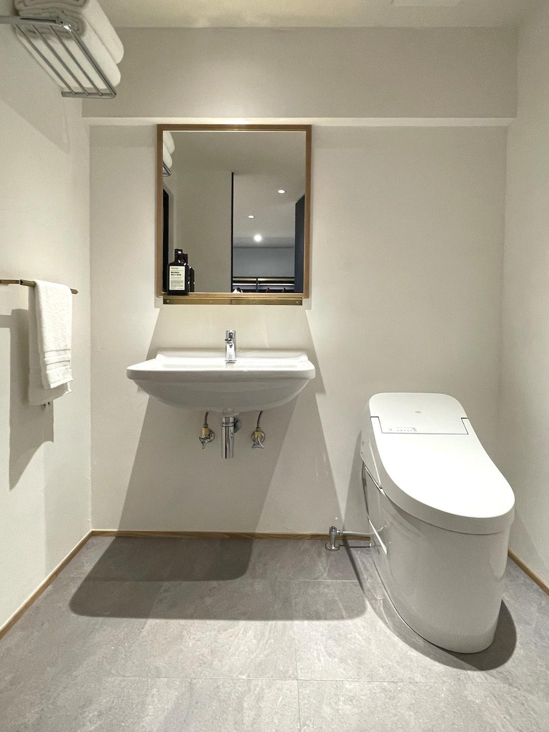 北九州市門司区旧門司の売買物件/トイレ内にも洗面あり。