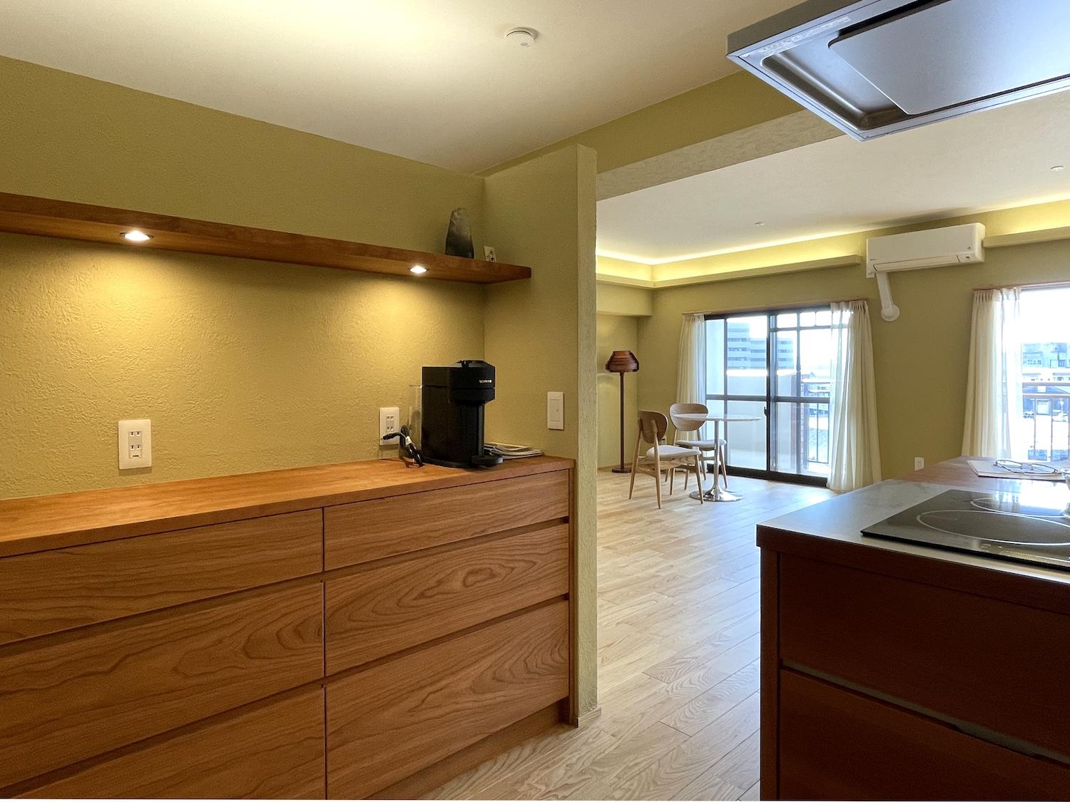 北九州市門司区旧門司の売買物件/ホテル仕様なキッチン横の収納スペース。