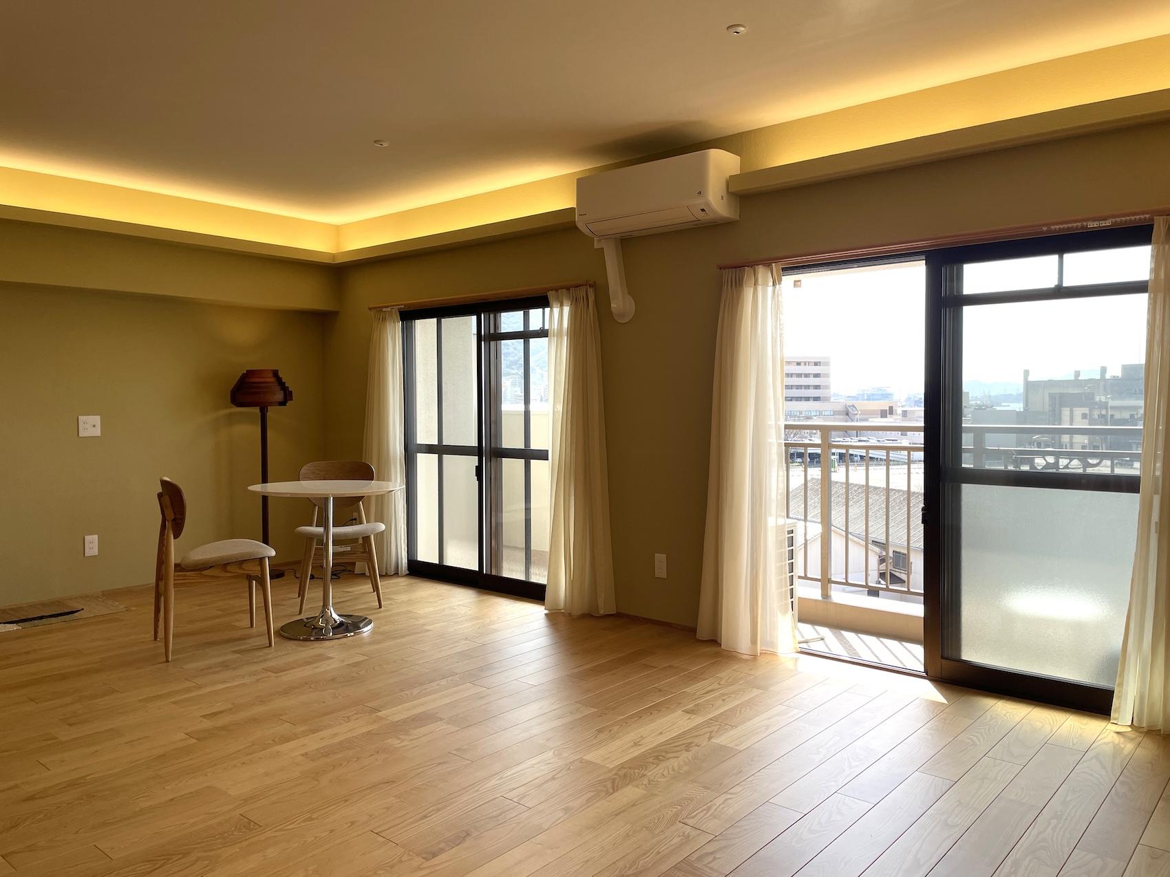 北九州市門司区旧門司の売買物件/二重窓で防音性もバッチリ。調光機能付きの間接照明です。