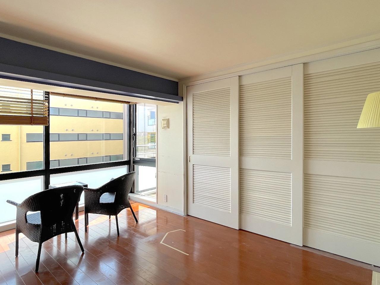 福岡市中央区大濠公園 の賃貸物件/白いルーバーの扉がかわいい。（写真は同反転タイプ別部屋の写真です）