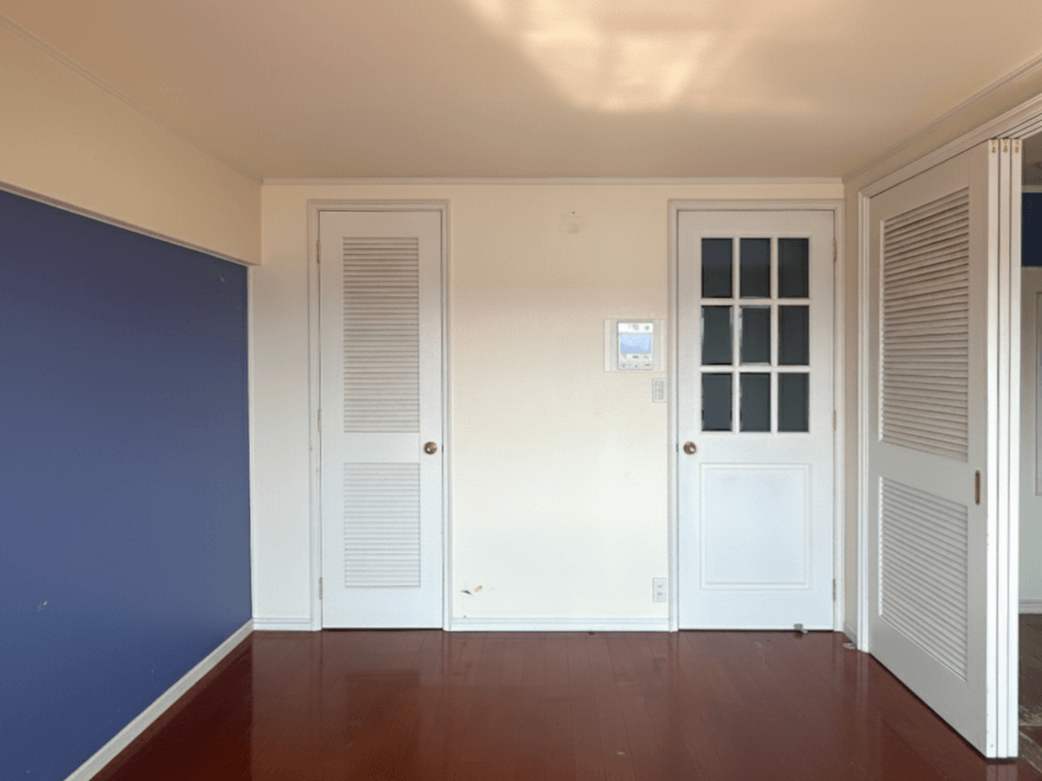 福岡市中央区大濠公園 の賃貸物件/ブルーのアクセントクロスで爽やかな内装です。