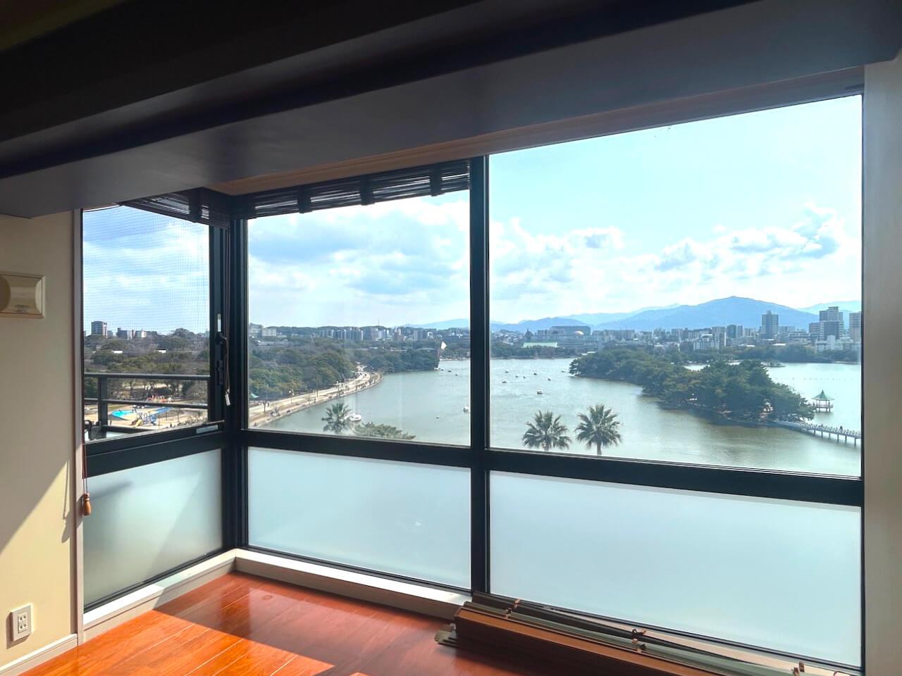 福岡市中央区大濠公園 の賃貸物件/窓辺には専用イスを置いて、自分だけの特等席にどうぞ。
