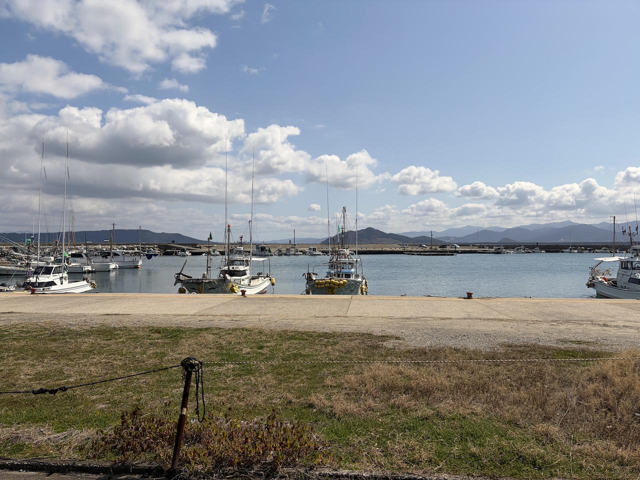 福岡市西区大字宮浦の賃貸物件/ぷかぷかと浮かぶ漁船。近くには漁港ストアもあります。