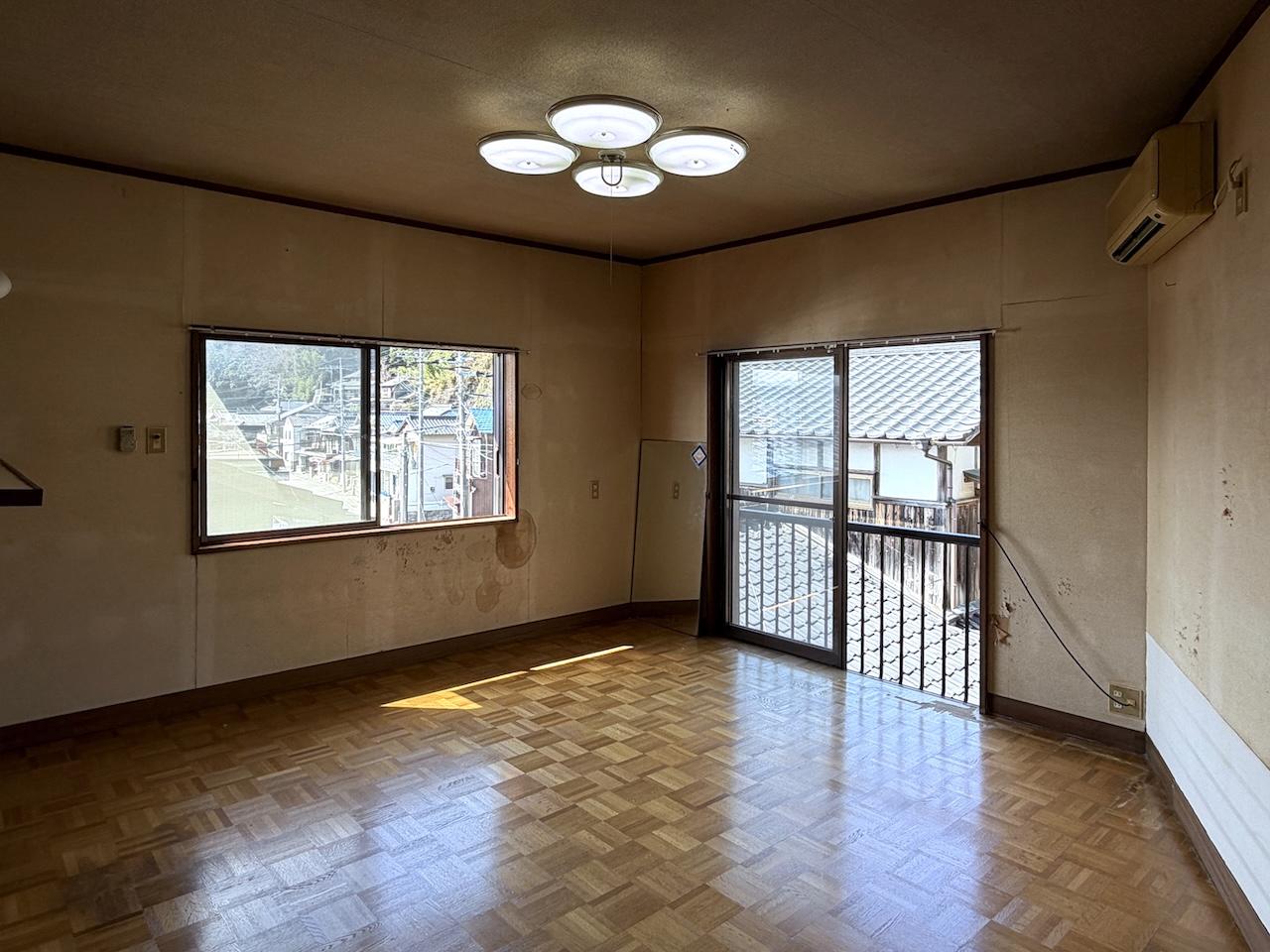 福岡市西区大字宮浦の賃貸物件/室内は昔ながらの内装。2階洋室。