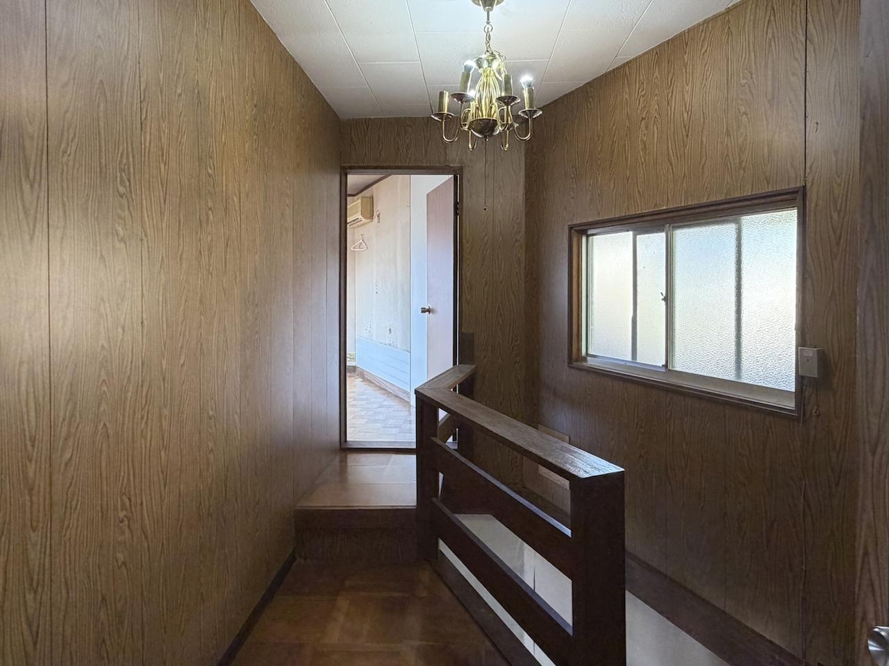 福岡市西区大字宮浦の賃貸物件/階段。照明がまた良い雰囲気。