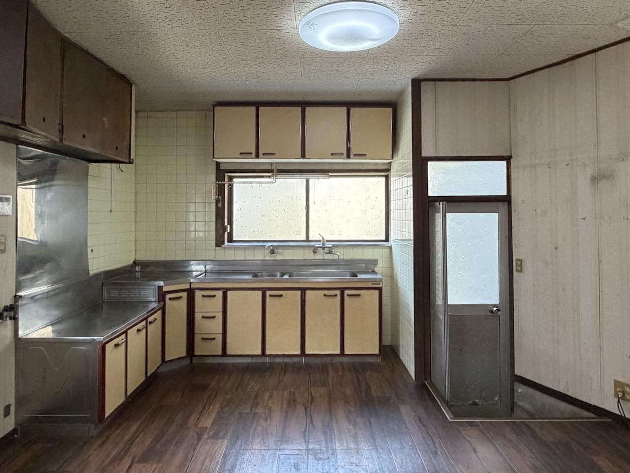 福岡市西区大字宮浦の賃貸物件/キッチン。かなり大きめ。これは魚をさばくための大きさか！？