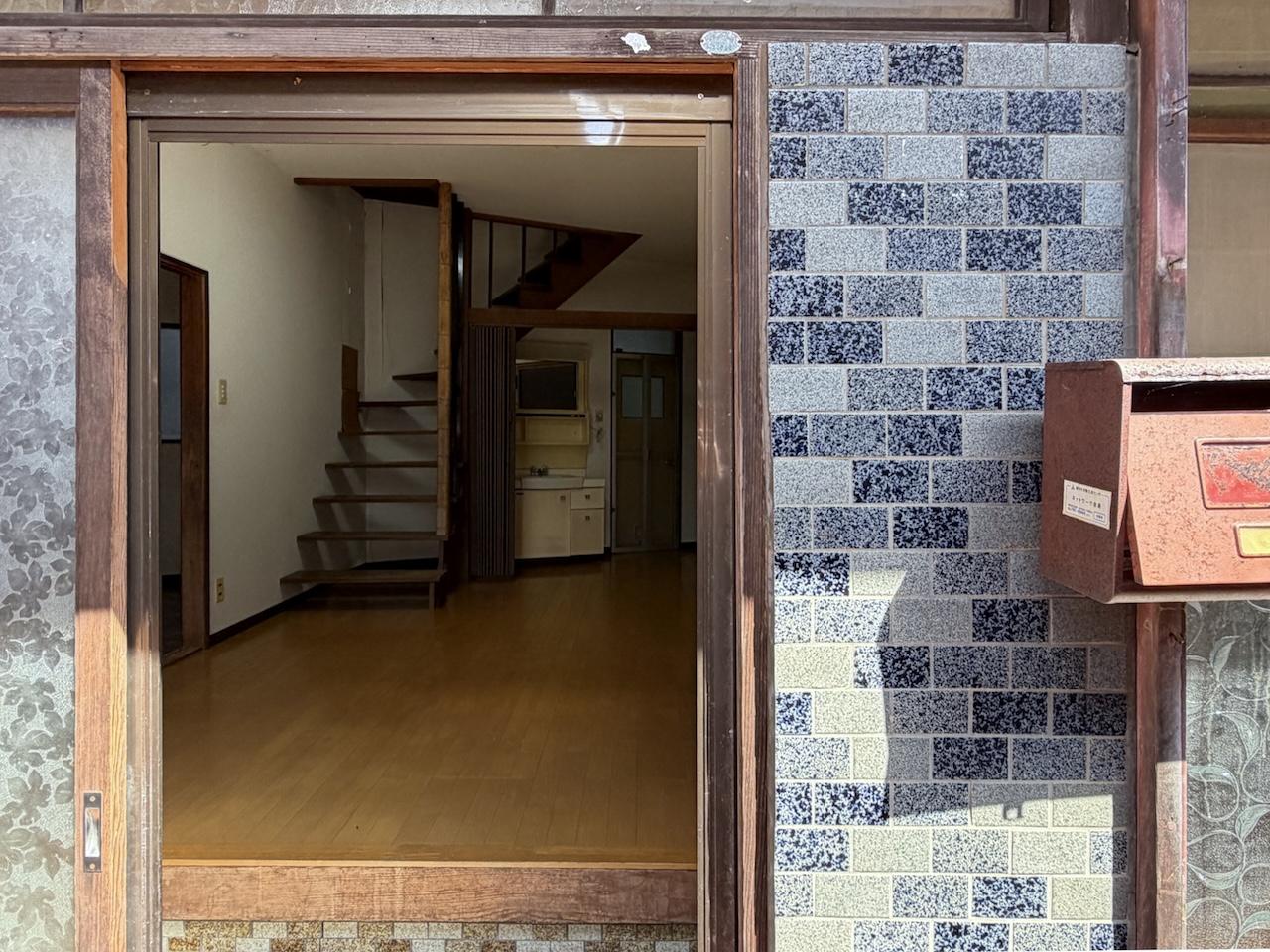 福岡市西区大字宮浦の賃貸物件/玄関外から。