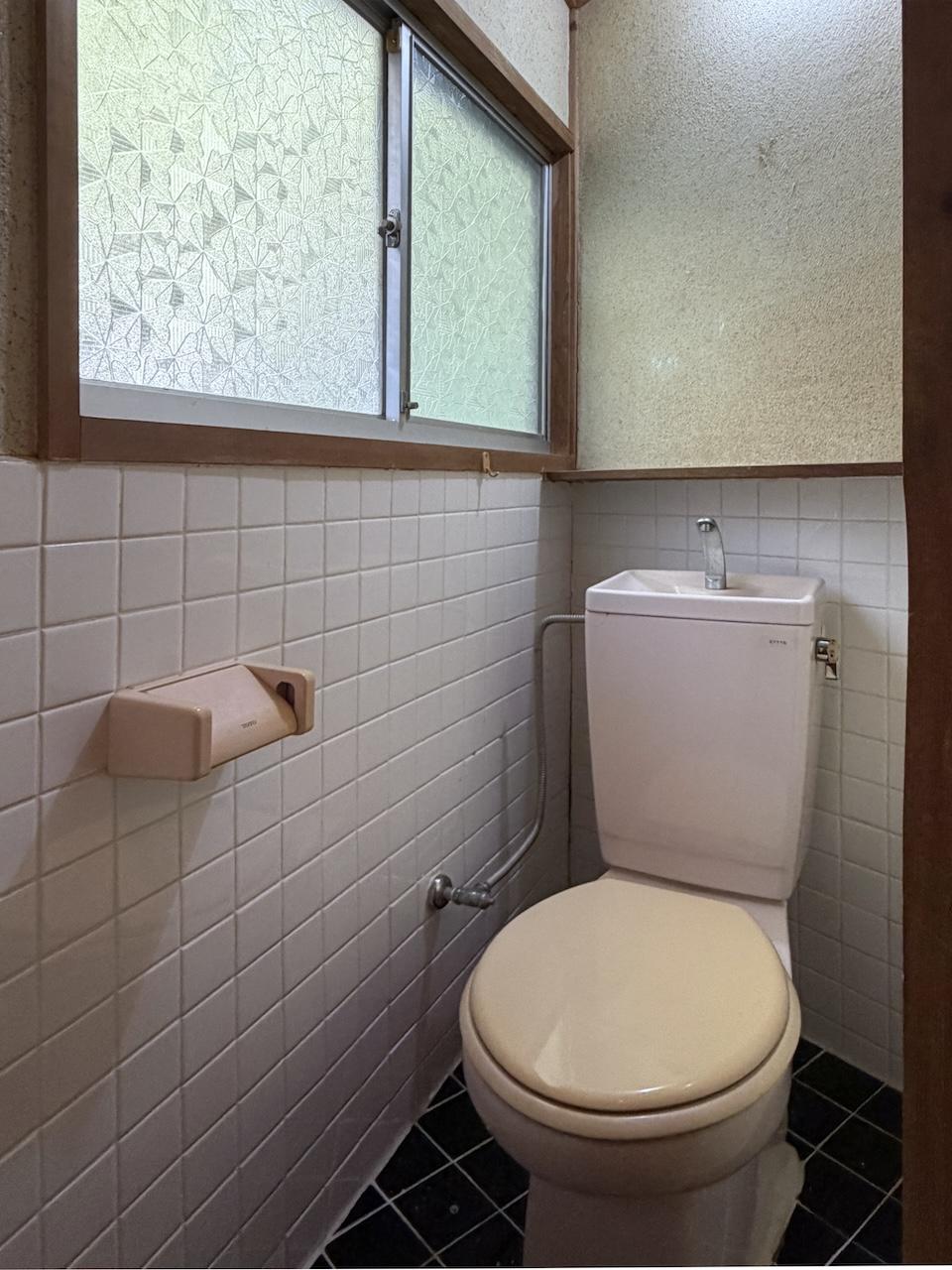 福岡市西区大字宮浦の賃貸物件/トイレ。立派な窓付き