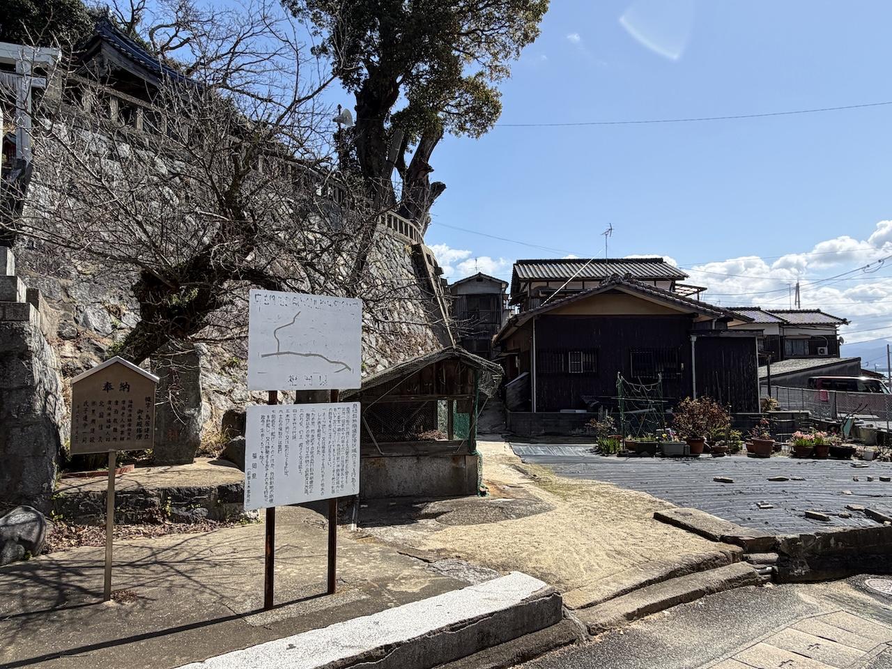 福岡市西区大字宮浦の賃貸物件/物件までは神社横を通るルート。