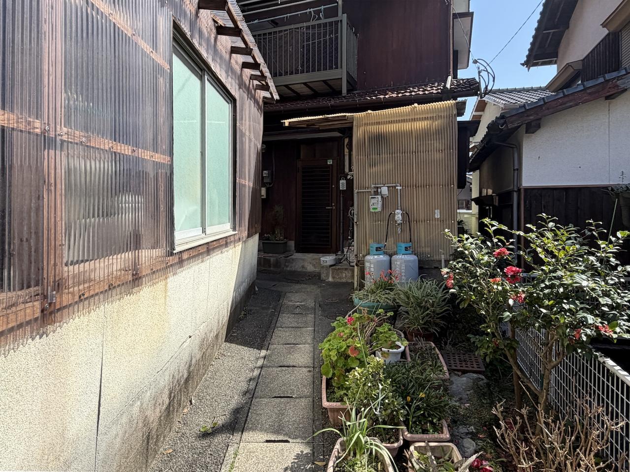 福岡市西区大字宮浦の賃貸物件/昔ながらの小道を進み。