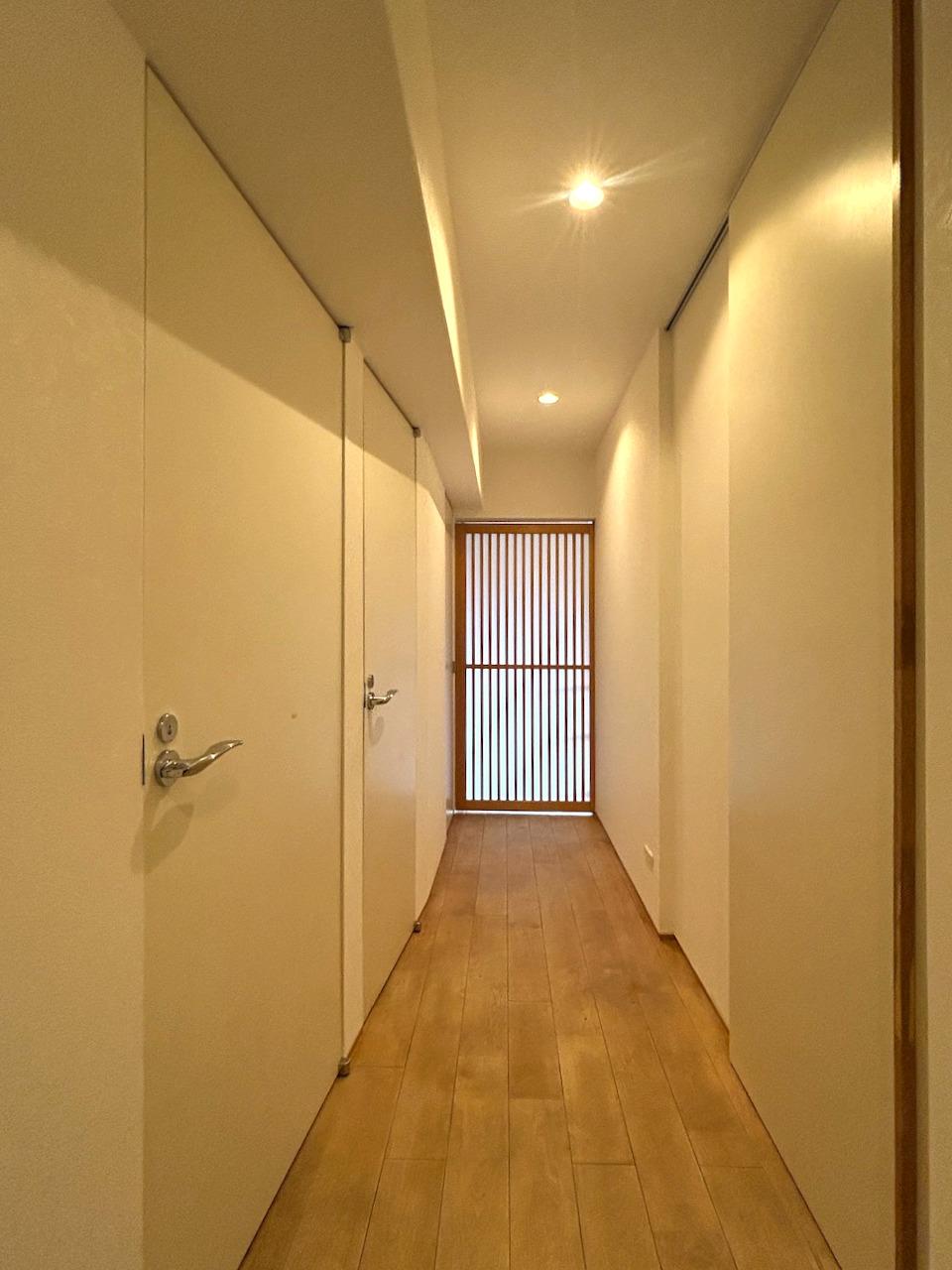 福岡市中央区赤坂の売買物件/廊下。少しナナメになっています。