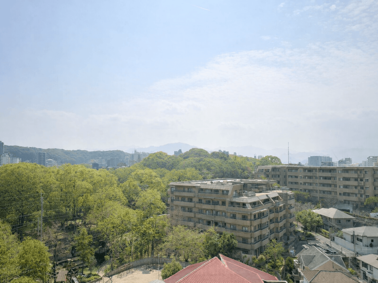 福岡市中央区赤坂の売買物件/バルコニーからの眺望。赤坂緑地の木々に和む。