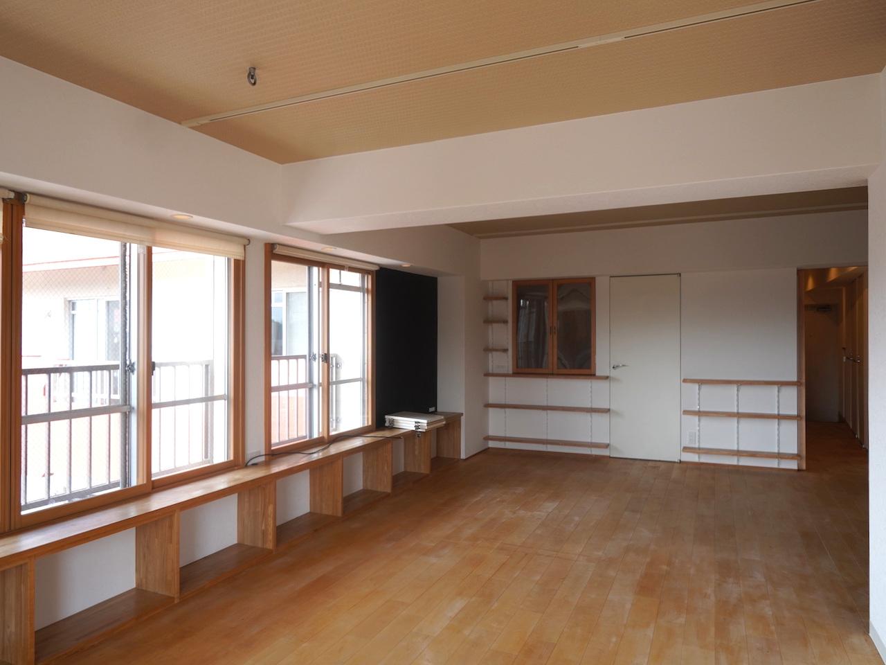 福岡市中央区赤坂の売買物件/窓際には造作のベンチがついていて、どこにいても腰掛けられますよ。