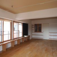 福岡市中央区赤坂の売買物件/窓際には造作のベンチがついていて、どこにいても腰掛けられますよ。