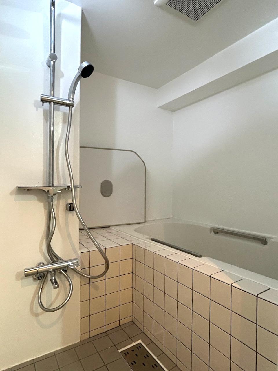 福岡市中央区赤坂の売買物件/お風呂は在来工法。小さめですが、海外みたいで個人的には好きです。