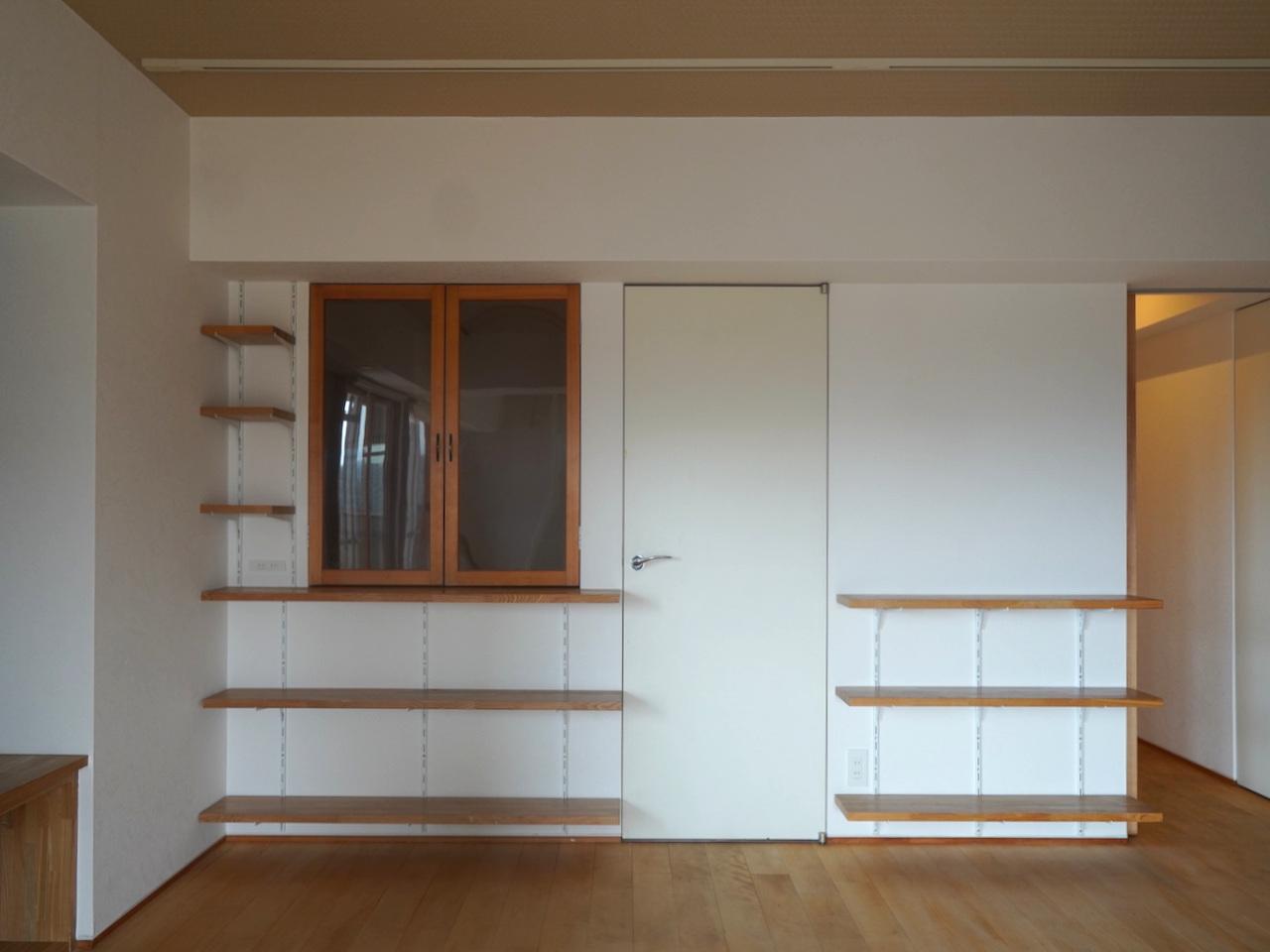 福岡市中央区赤坂の売買物件/室内窓や、稼働棚があってリノベっぽい内装。