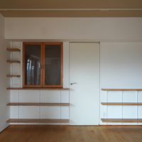 福岡市中央区赤坂の売買物件/室内窓や、稼働棚があってリノベっぽい内装。