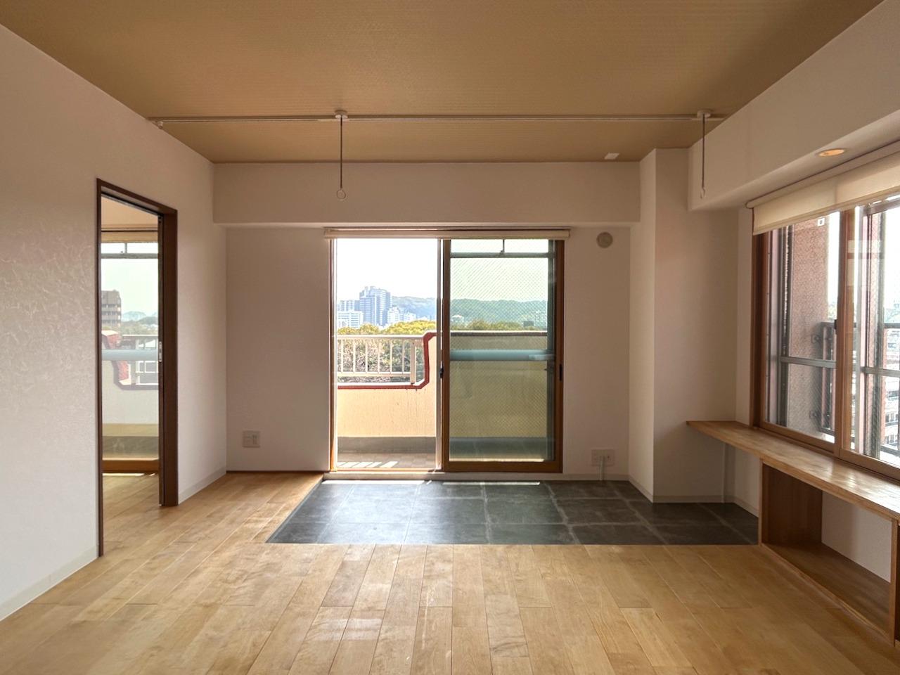 福岡市中央区赤坂の売買物件/窓際には、タイルでインナーバルコニーのようなスペースも。植物を置くのにぴったり。