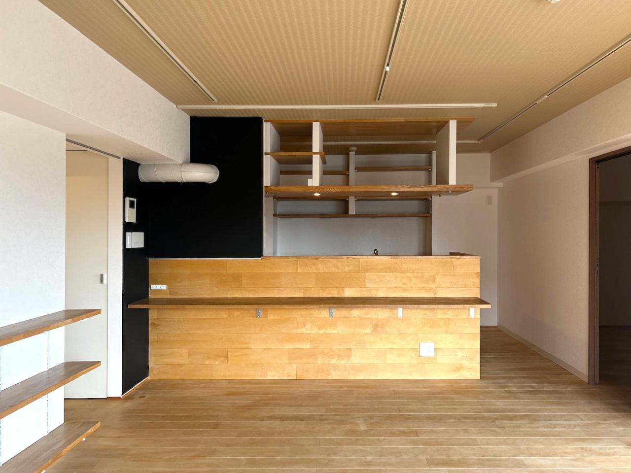 福岡市中央区赤坂の売買物件/キッチン。柔らかい雰囲気がそそります。カウンターデスクがついているので、チェアを置いてサクッとごはんもできます。