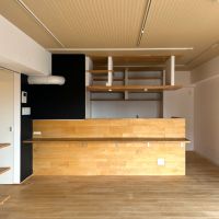 福岡市中央区赤坂の売買物件/キッチン。柔らかい雰囲気がそそります。カウンターデスクがついているので、チェアを置いてサクッとごはんもできます。