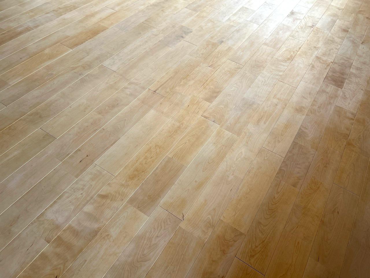 福岡市中央区赤坂の売買物件/リビングは味わいのある無垢床。黄色味がかった淡いベージュ色。